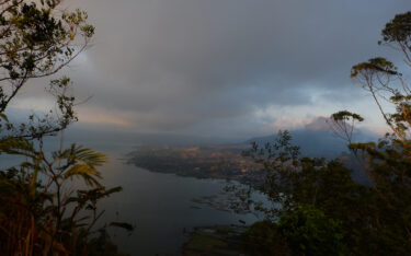 batur-caldera-sunrise-trekking-cross-by-traditional-boat (1)