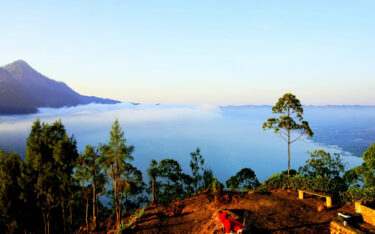 batur-caldera-sunrise-trekking-cross-by-traditional-boat (3)